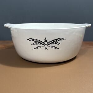 Vintage ANCHOR HOCKING COOKWARE has no lid 9” casserole dish black wheat design